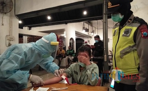 Pemeriksaan rapid test di tempat.