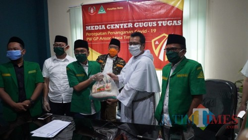 Ansor Jatim ketika menerima bantuan