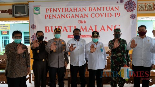 Forkopimda Kabupaten Malang saat menyalurkan bantuan sembako kepada warga tidak mampu selama covid-19.