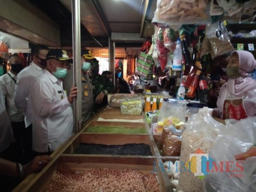 Rombongan Forkopimda Kabupaten Malang saat melakukan sidak di pasar gondanglegi