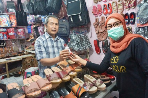 Lamour Skincare membagikan masker dan sabun pencuci tangan ke salah satu pedagang pasar. (Foto: istimewa)
