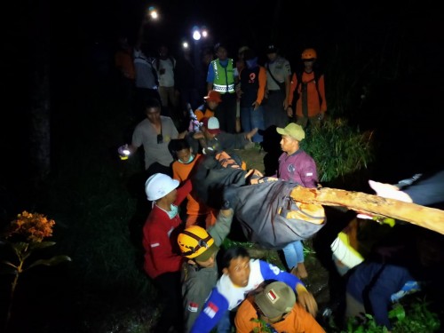 Tim gabungan saat melakukan evakusi Jopi Prananta. (Foto: istimewa)