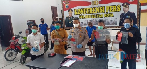 Polisi menunjukkan pelaku Candra Bogi dan BB pencurian tabungan