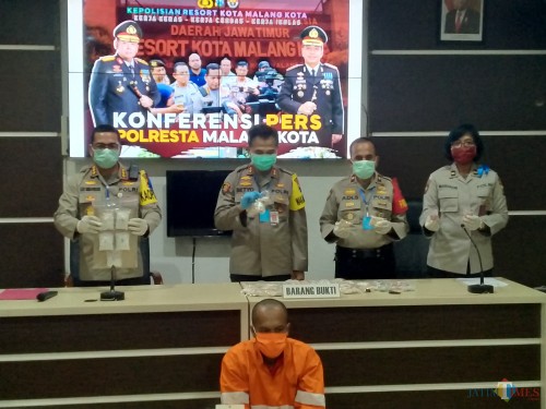 Pelaku yang tertunduk saat dirilis secara online di Polresta Malang Kota (Anggara Sudiongko/MalangTIMES)