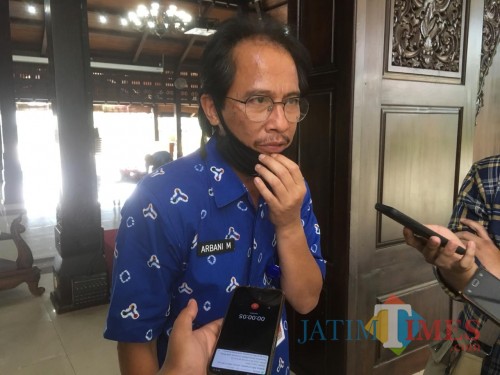 Kadinkes Kabupaten Malang, Arbani Mukti Wibowo saat menjelaskan prosedur karantina bagi pasien covid-19 yang tanpa gejala (Foto : Ashaq Lupito / MalangTIMES)