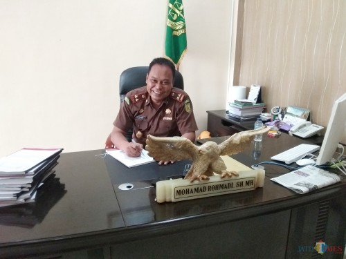 Kepala Kejaksaan Negeri Kabupaten Kediri, Mohamad Rohmadi, SH.MH saat memberikan keterangan di ruang kerjanya. (eko Arif s /JatimTimes)