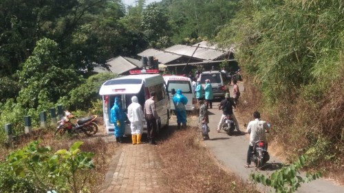 Petugas medis dan petugas pemakaman saat menguburkan jenasah PDP asal Kabupaten Malang (Foto : Istimewa)