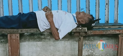 AS Tukang Becak Pingsan Dekat Dengan Posko Gugus Tugas Percepatan Penanganan Covid 19 Banyuwangia