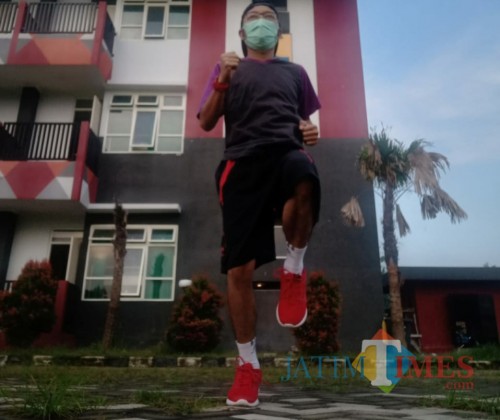 Aris Setiawan, kepala Puskesmas Kauman saat olah raga di Rusunawa Kauman / Foto : Istimewa / Tulungagung TIMES