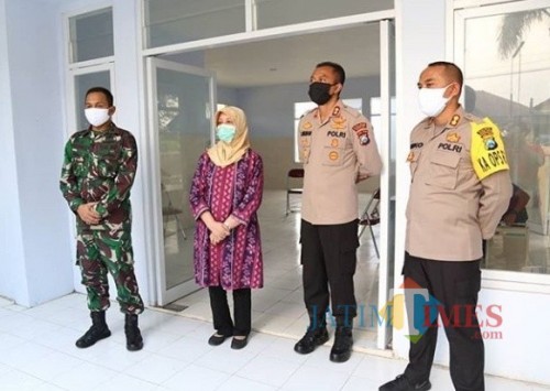 Bupati Kediri Hj Haryanti Sutrisno meninjau tempat observasi bagi para pendatang dari luar daerah. (eko Arif s /JatimTimes)