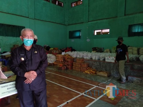 Bupati Malang, HM Sanusi (depan, paling kiri) saat meninjau pendistribusian bantuan sembako terhadap warga yang terdampak akibat wabah covid-19