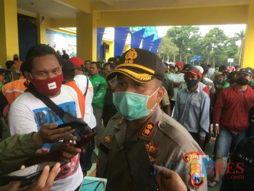 Kapolres Malang, AKBP Hendri Umar saat merilis 10 pemuda yang terduga terlibat dalam aksi vandalisme yang mengarah ke pergerakan anarko 18 April 2020 (Foto : Ashaq Lupito / MalangTIMES)