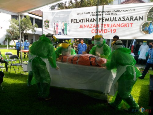 Sosialisasi Proses pemulasaraan jenazah Covid 19 di Halaman Pemkab Lumajang (Foto : Moch. R. Abdul Fatah / Jatim TIMES)