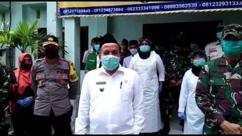 Sosok Wakil Bupati Pasuruan, KH. Mujib Imron yang tengah viral saat salah menyebut masker menjadi banser. (Foto: Screenshots video viral)