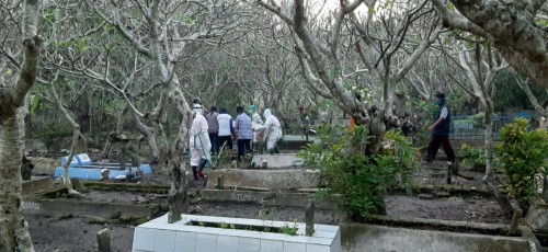 Proses pemakaman warga meninggal diduga terpapar covid-19 di Jombang. (Istimewa)