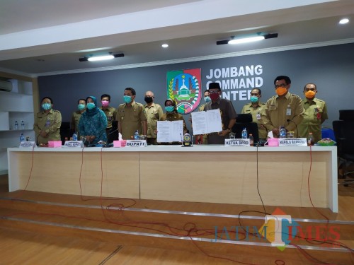Bupati Jombang Mundjidah Wahab saat membuka Musrenbang tingkat kabupaten di ruang command centre. (Foto : Adi Rosul / JombangTIMES)