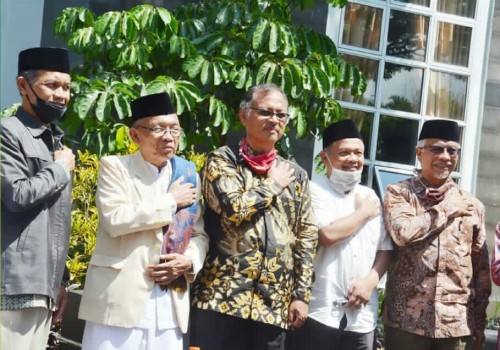 Foto bersama usai diskusi dan berjemur memperingati HUT MSSA ke-19. (Foto: Humas)