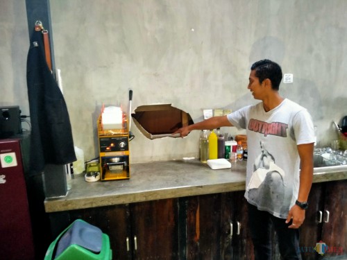 Tembok tripleks yang dijebol oleh pelaku untuk masuk ke Kafe Malbourne. (Anggara Sudiongko/MalangTIMES)