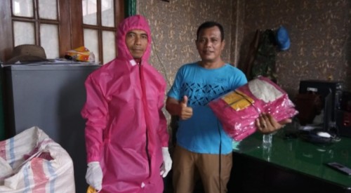 Kepala UPT PPU, Takroni Akbar (kanan) dan juga petugas UPT PPU yang mengenakan pakaian APD bantuan dari Pemkot (Ist)