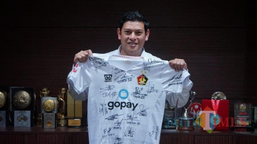 Wali Kota Kediri Juga Lelang Jersey Koleksi Pribadinya. (Foto: Ist)