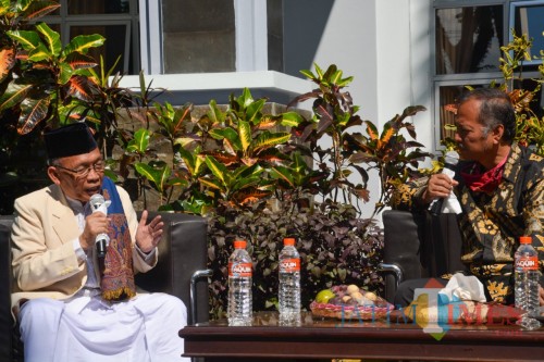 (dari kiri) Pelaku Sejarah Berdirinya Ma'had Al Aly UIN Malang KH Drs Chamzawi MAg dan Rektor UIN Malang Prof Dr Abdul Haris MAg. (Foto: Puput for MalangTIMES)