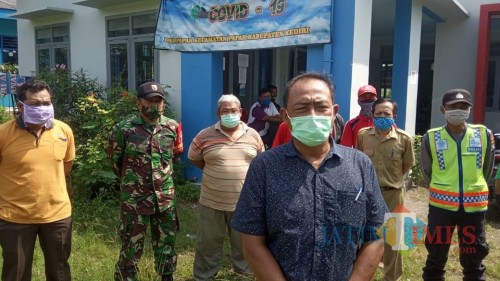 Pemdes Papar Bagikan Ribuan Masker dan Rutin Penyemprotan Disinfektan. (Foto: Bambang Setioko/JatimTIMES)