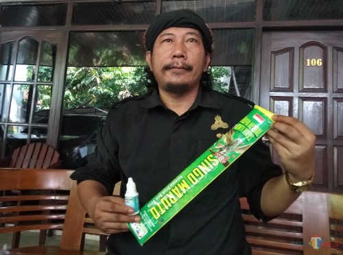 Samsul Yudhoyono, budayawan yang membuat dupa herbal. (eko Arif s /JatimTimes)