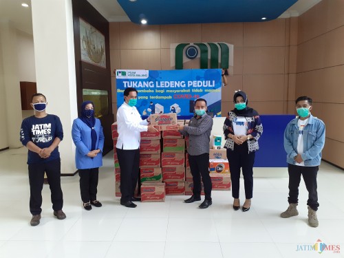 Penyaluran bantuan sembako dari Perumda Tugu Tirta Kota Malang bagi warga terdampak covid-19. (Arifina Cahyanti Firdausi/MalangTIMES)