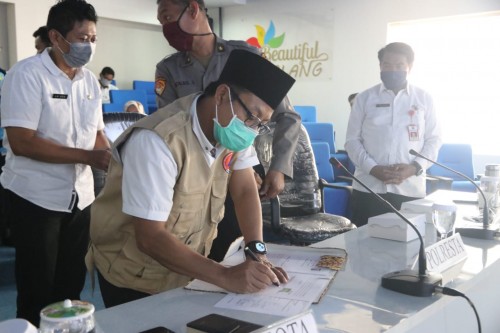 Penandatanganan layanan telepon 112 antara Pemerintah Kota Malang dengan jajaran terkait (Humas Pemkot Malang).