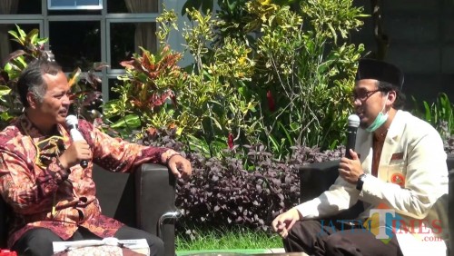 (dari kiri) Rektor UIN Malang Prof Dr Abdul Haris MAg dan Ketua Pimpinan Daerah Pemuda Muhammadiyah (PDPM) Kota Malang Mujahidin Ahmad. (Foto: istimewa)