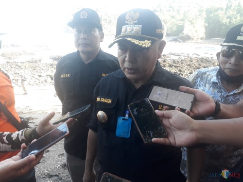 Bupati Malang H.M. Sanusi saat dikonfirmasi oleh pewarta berada di Pantai Licin, Desa Lebakharjo, Kabupaten Malang yang merupakan ujung batas wilayah Kabupaten Malang dengan Kabupaten Lumajang, Kamis (23/4/2020). (Foto: Tubagus Achmad/MalangTimes)