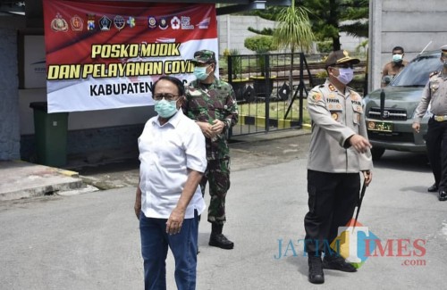 Bupati Blitar Rijanto bersama Forpimda saat meninjau pos pantau di perbatasan