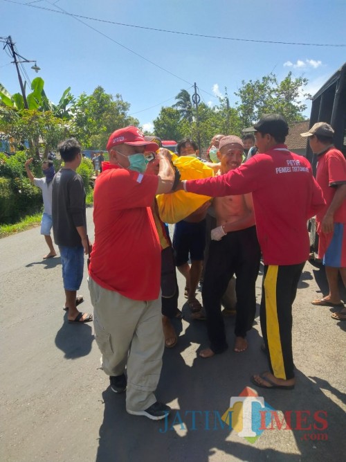 Petugas saat mengevakuasi jenazah Yuliani dari dasar telaga Ranu Sosro untuk dibawa ke rumah duka (Foto : PMI Kabupaten Malang for MalangTIMES)