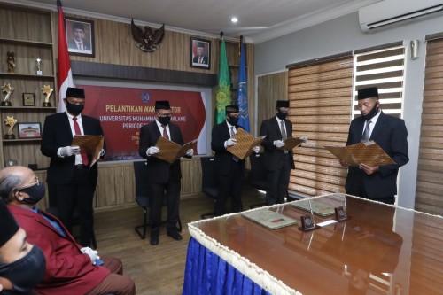 Rektor UMM Dr Fauzan MPd (paling kanan) memimpin jalannya prosesi pengukuhan. (Foto: Humas)