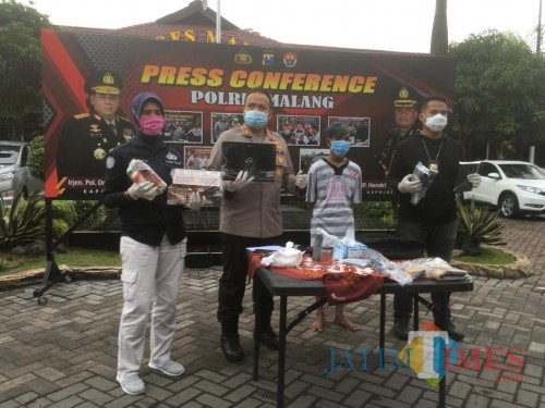 Tersangka berinisial ABA (baju tahanan motif garis) saat diringkus polisi usai beraksi sebanyak belasan kali (Foto : Ashaq Lupito / MalangTIMES)