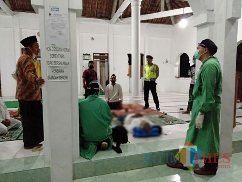 Petugas medis dan kepolisian mendatangi lokasi jamaah salat tarweh yang meninggal di masjid / Foto : Dokpol / Tulungagung TIMES