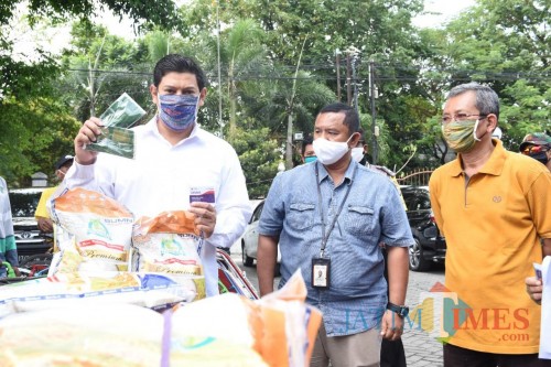 Walikota Kediri Abdullah Abu Bakar saat membagikan kartu sahabat kepada warga. (Eko Arif D/ JatimTIMES)