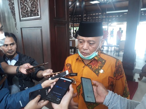 Bupati Malang H.M. Sanusi saat dikonfirmasi pewarta disela-sela agenda di Pendopo Agung Kepanjen. (Foto: Tubagus Achmad/MalangTimes)