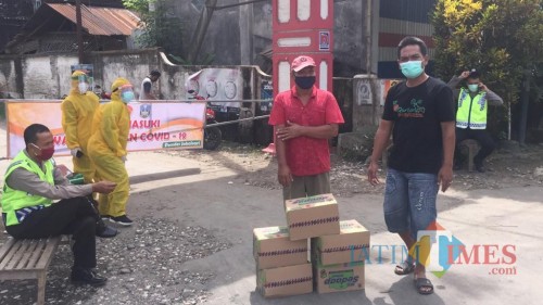 Karena tak ada kiriman sembako dari pemerintah warga mencari dan mengambil bantuan di pintu gerbang desa yang ditutup (Foto : Istimewa / TulungagungTIMES)