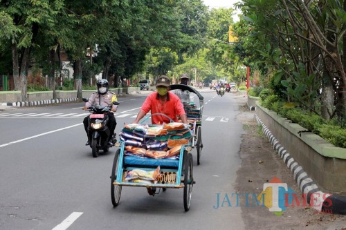 Para tukang becak saat mendistribusikan Kartu sehat dan sembako. (Eko Arif S/ JatimTIMES)