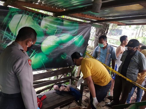 Proses olah TKP penemuan mayat bayi terbungkus ransel di Desa Gambiran, Kecamatan Mojoagung, Jombang. (Istimewa)