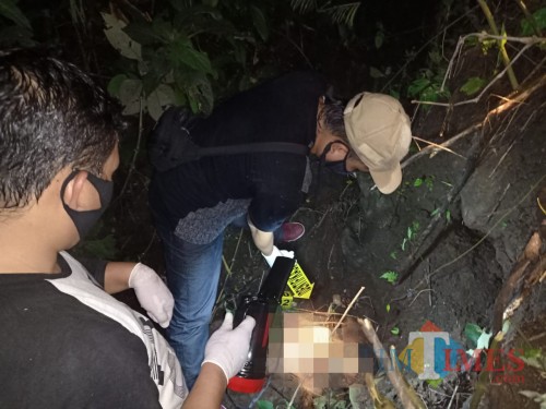 Petugas saat melakukan identifikasi penemuan mayat di RPH Slamparejo, Jabung. (Foto : Polsek Jabung for MalangTIMES)