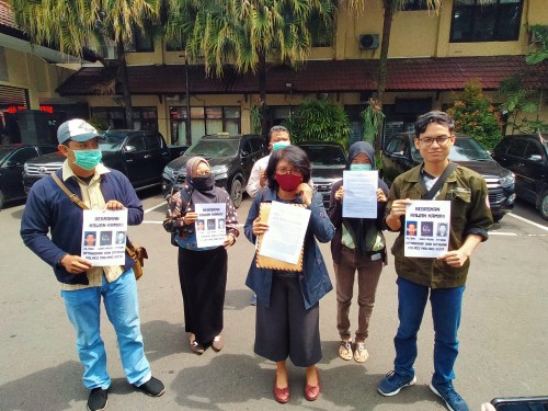 Aktivis Kamisan yang mendatangi Polresta Malang Kota guna memberikan surat terbuka. (Anggara Sudiongko/MalangTIMES)