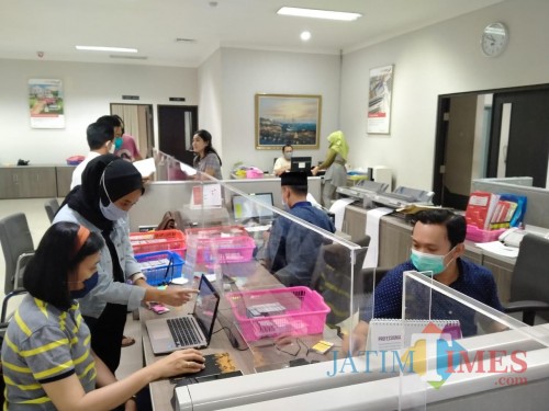 Para pekerja lembur kartu sahabat. (ist)