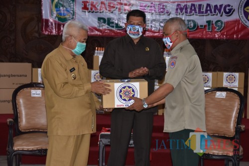 Bupati Malang HM Sanusi (kiri) saat menerima bantuan masker dan sarana alat kesehatan di Pringgitan Pendopo Agung