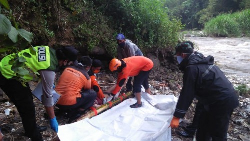 Petugas saat berupaya mengevakuasi jenasah Sadani yang ditemukan meninggal di Sungai Brantas (Foto : Istimewa)