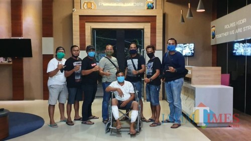 Salah satu tersangka yang diamankan di Mapolres Kediri. (Foto: Ist)