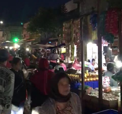 Suasana keriuhan Pasar Kebalen Kota Malang di tengah pandemi Covid-19 beberapa waktu lalu. (Foto: istimewa)