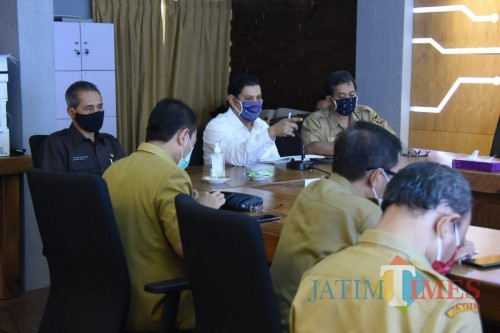 Walikota Kediri Abdullah Abu Bakar saat video conference bersama para lurah (ist)