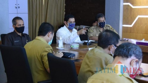 Walikota Kediri Instruksikan Kepala Kelurahan Proaktif Data Warga yang Butuh Bantuan: Jangan Sampai Ada Yang Kelaparan. (Foto: Ist)